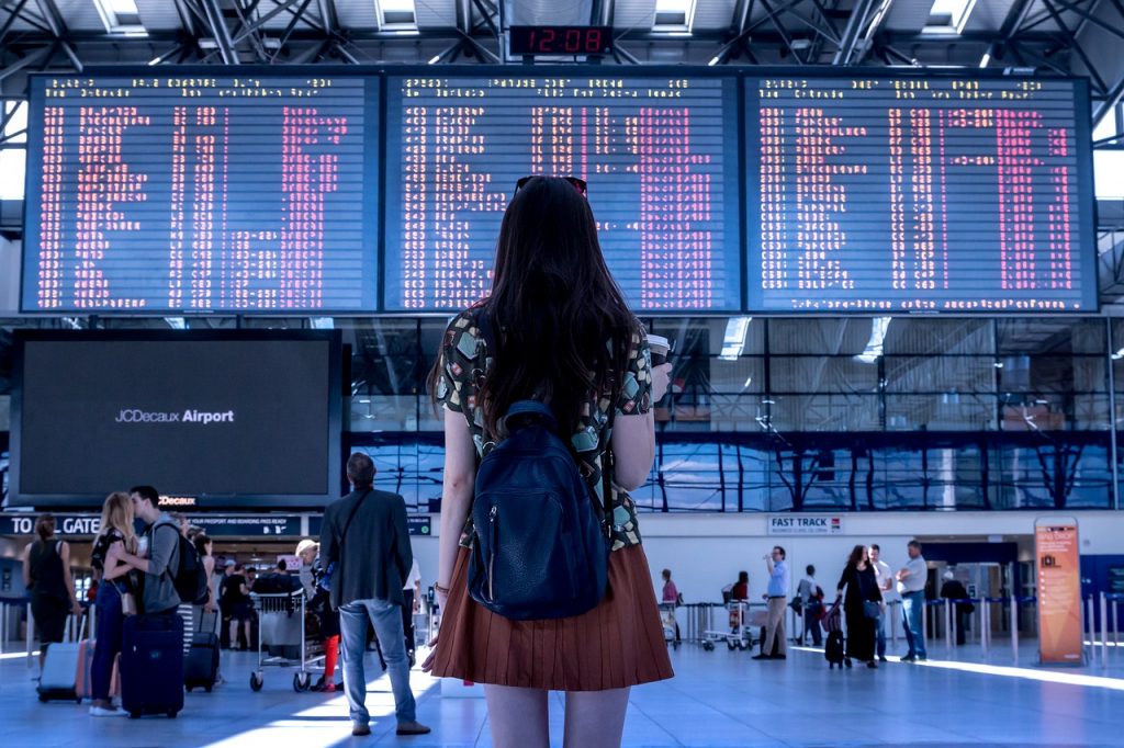 Chica viajera en un aeropuerto internacional