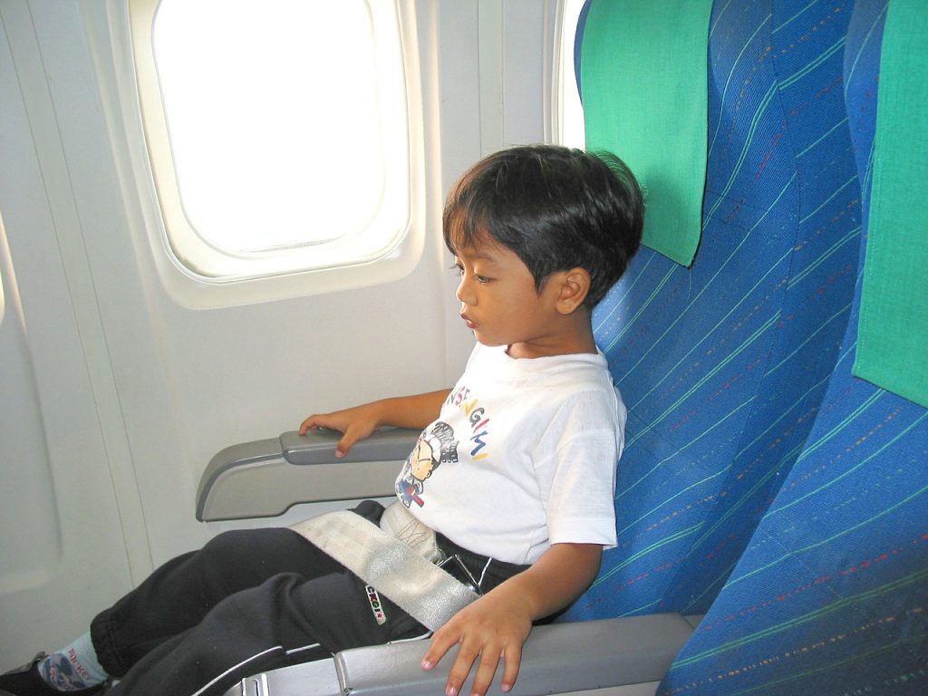 Menor que viaja solo en avión