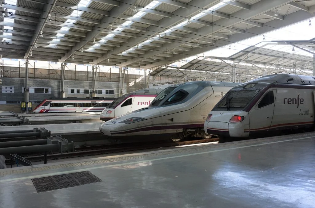 Trenes de Renfe, varios tipos Ave, Avant...