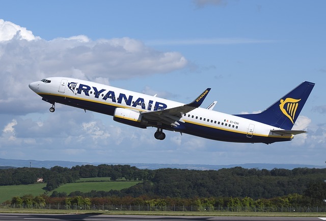 Avión Despegando del Aeropuerto de la Compañía de vuelos LowCost Baratos Ryanair