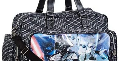 Mochila o Bolsa de Viaje con Bolsillos Star Wars Vader con medidas 33x59x26 cm.